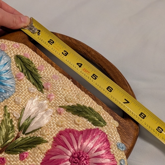 Vintage 1960s Hawaiian Raffia Floral Handbag — Wooden Handle — Hand-Embroidered - Picture 11 of 14